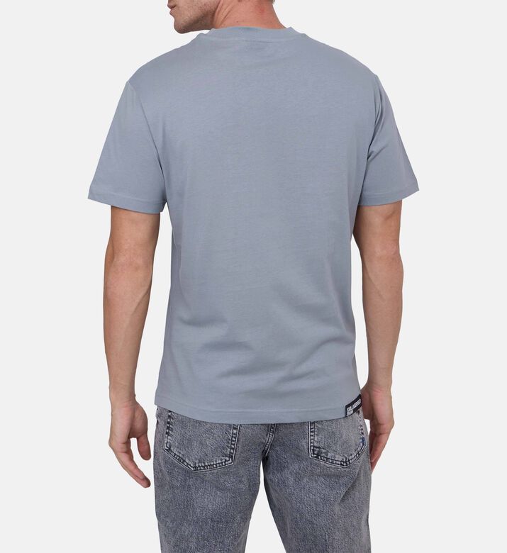 تيشيرت بياقة دائرية وقصة عادية وشعار صدر