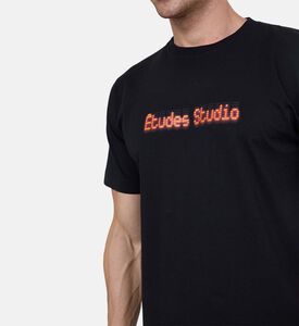 تيشيرت قطن بشعار مطرّز وياقة دائرية