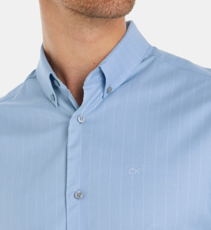 قميص بأكمام طويلة بقصة ضيقة