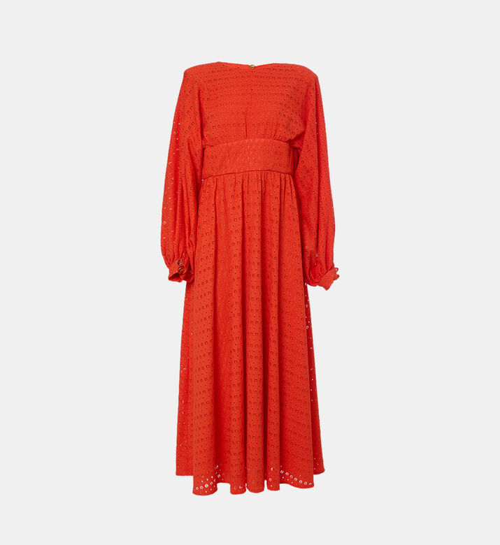 فستان متوسط الطول مطرز بحلقات مفرغة