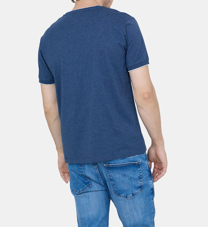 تي شيرت بأكمام قصيرة