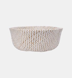 سلة من القش متوسطة الحجم ذات مقابض وكرات بيضاء