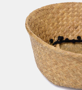 سلة من الأعشاب البحرية صغيرة الحجم مع كرات سوداء