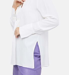 قميص بياقة على شكل حرف V وأكمام طويلة