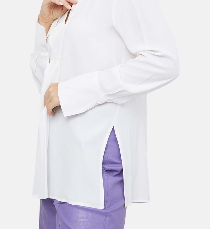 قميص بياقة على شكل حرف V وأكمام طويلة