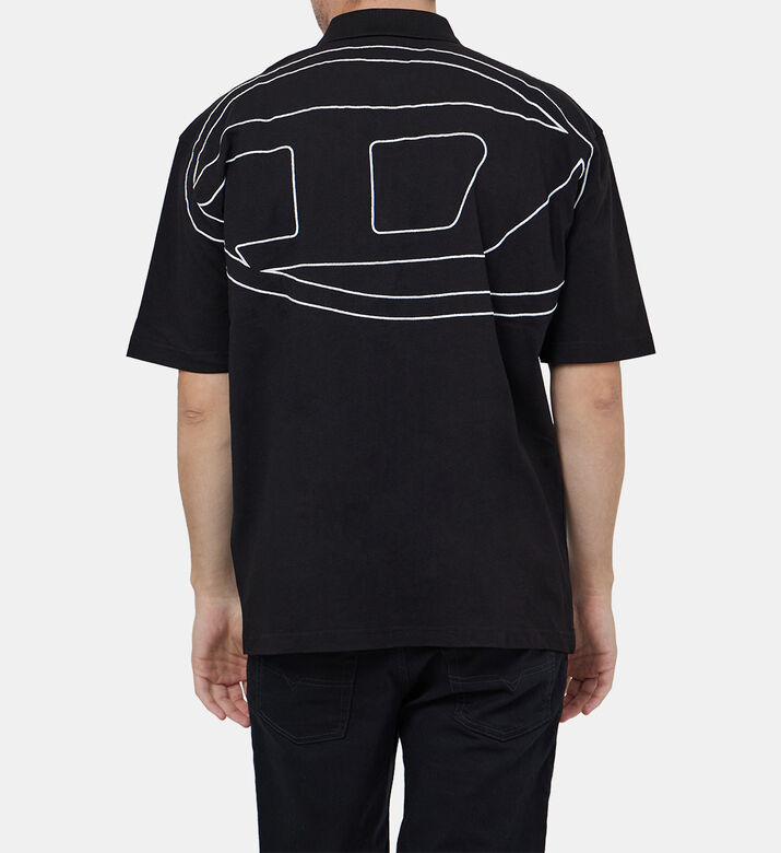 قميص بولو بيضاوي بتطريز D