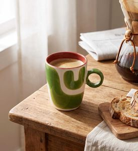 Thun Attimi Spots Mug, Green, Model View