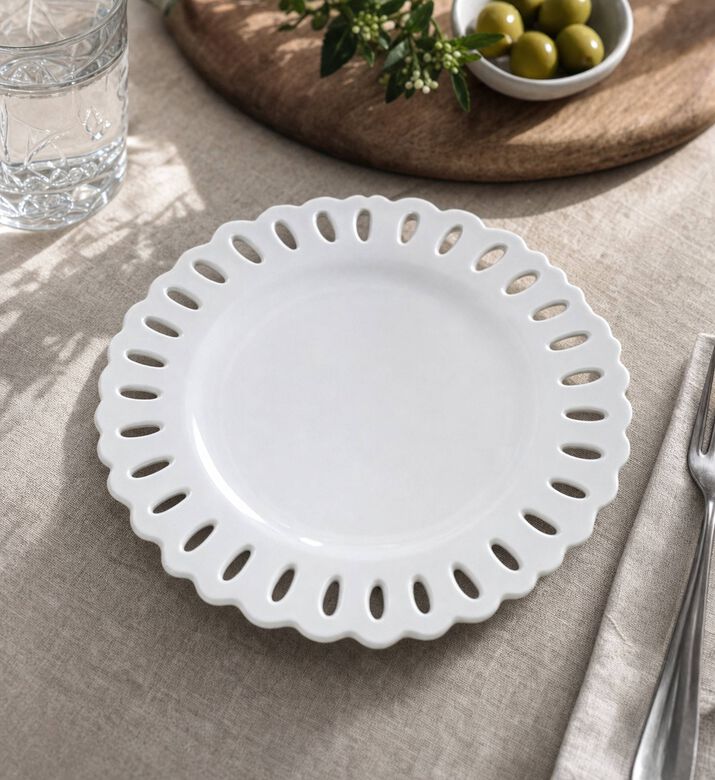 Thun Giulietta Carved Salad Plate, Model View