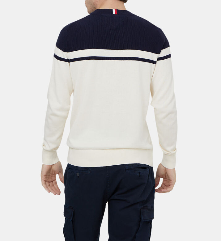 كنزة غرافيك مزينة بلوغو مقسم بألوان