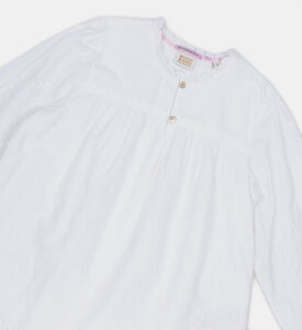 فتاة Broderie Anglaise نجمة الأعلى
