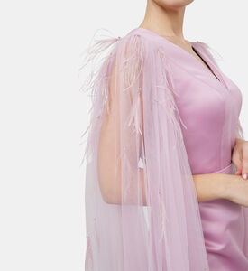 فستان بكاب من التول وتصميم من الريش مدبب