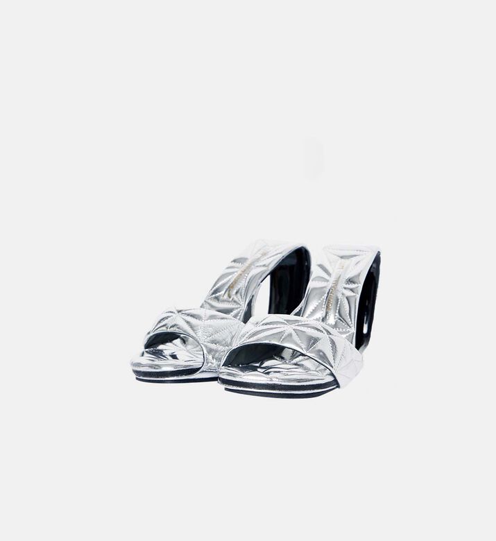 صندل مفتوح من الخلف بفتحات بكعب ويدج مبطّن