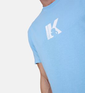 تيشيرت بياقة دائرية وطبعة شعار