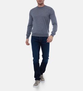 جينز بقصّة مستقيمة وبلون غامق باهت