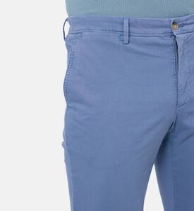 بنطال بقصة عادية بتفاصيل منسوجة