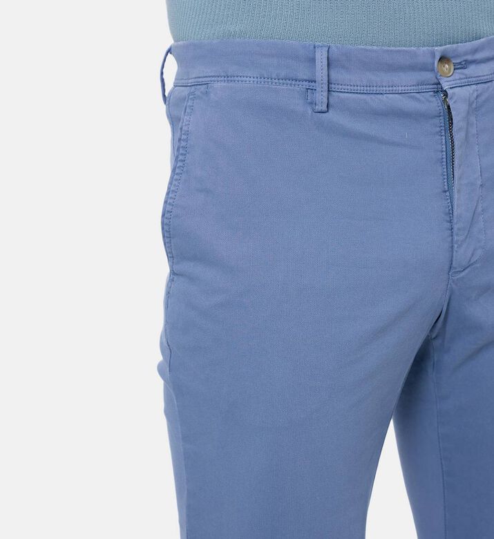 بنطال بقصة عادية بتفاصيل منسوجة