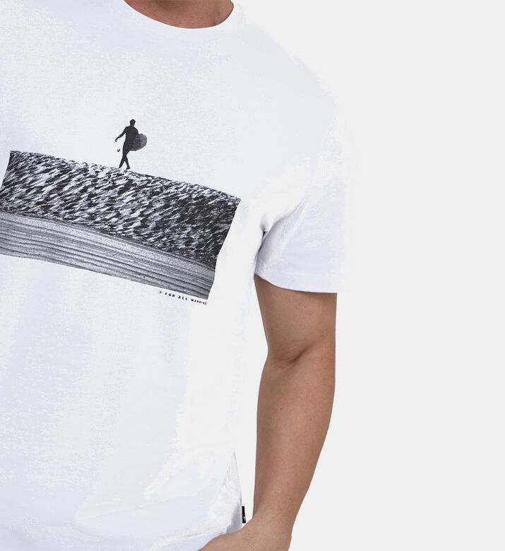 تيشيرت بطبعة كبيرة