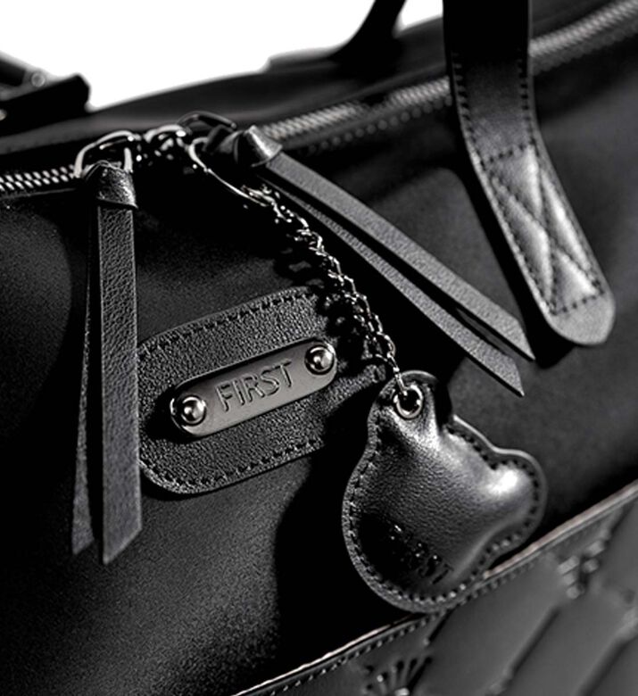 حقيبة حفاضات مبطنة بتطريز تاج