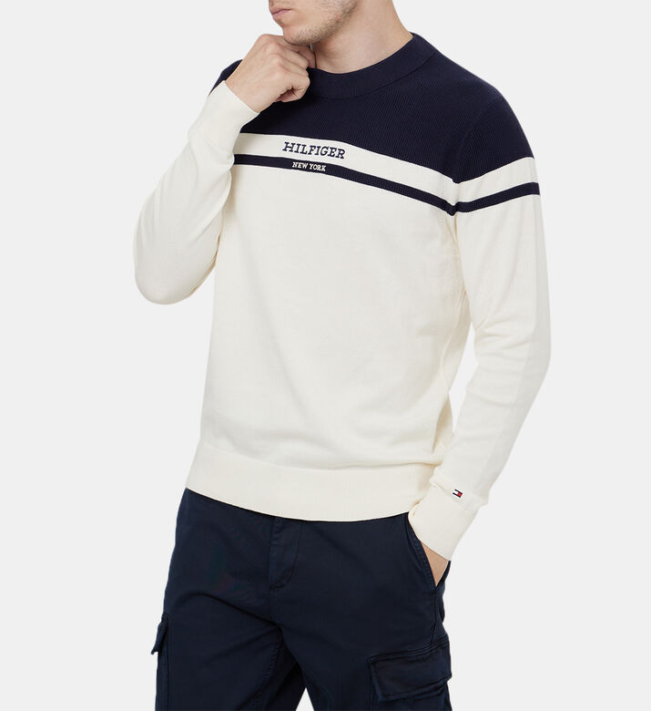 كنزة غرافيك مزينة بلوغو مقسم بألوان