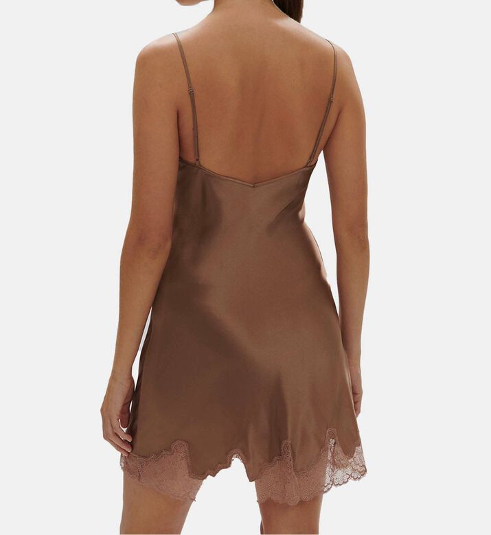 فستان سهرة حرير دريمي بياقة V