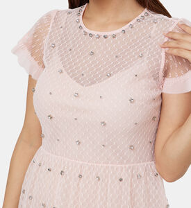 فستان قصير من التول وأحجار الراين