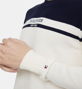 كنزة غرافيك مزينة بلوغو مقسم بألوان