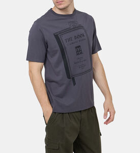 تيشيرت بطبعة بشكل كتاب بقصة عادية