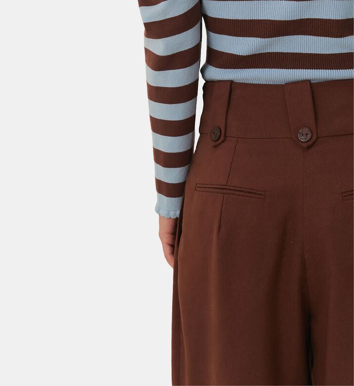 بنطال بني عالي الخصر بأكمام بأزرار