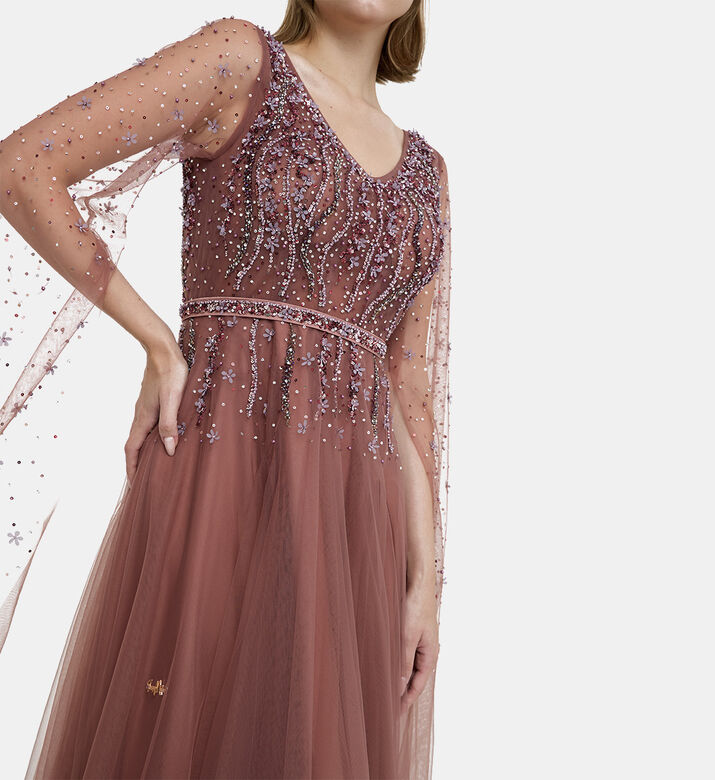 فستان تول مزين بأحجار الراين وأزهار