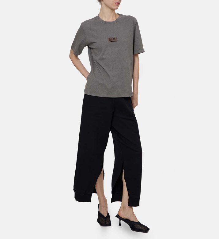 تيشيرت قصير الأكمام بياقة دائرية وشعار مزخرف داكن