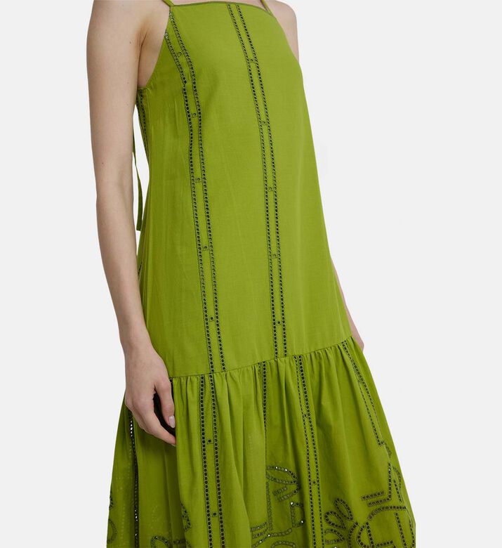 فستان متوسط الطول بقصة تطريز أنغليزي فستان متوسط الطول بقصة تطريز أنغليزي