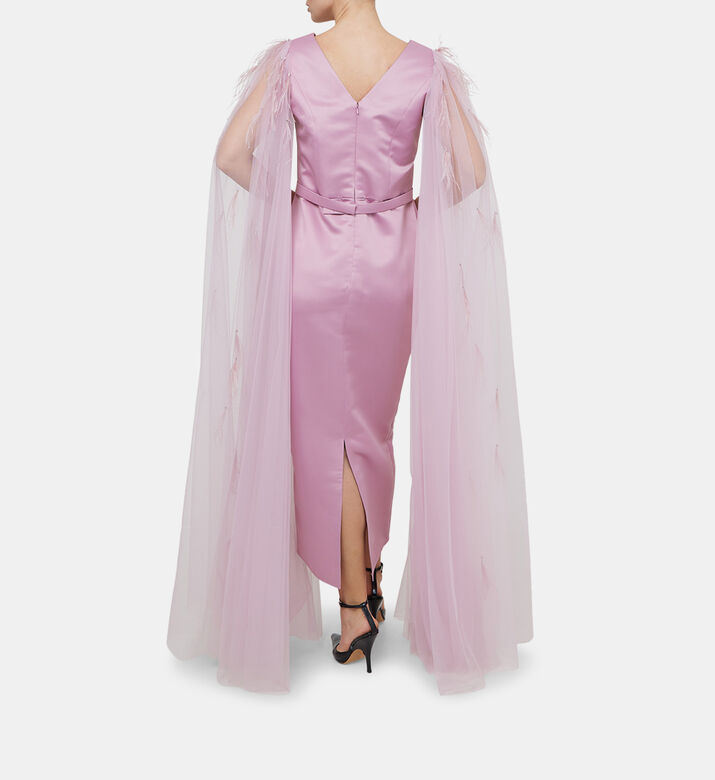 فستان بكاب من التول وتصميم من الريش مدبب