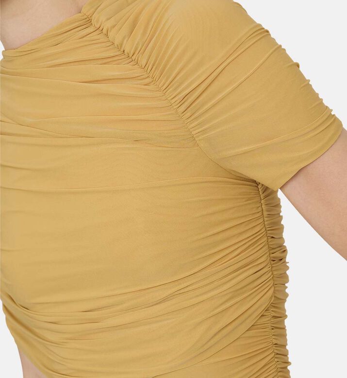 بلوزة بياقة غير متماثلة مزينة بطيات