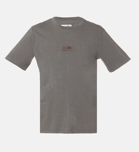 تيشيرت قصير الأكمام برقعة شعار داكن