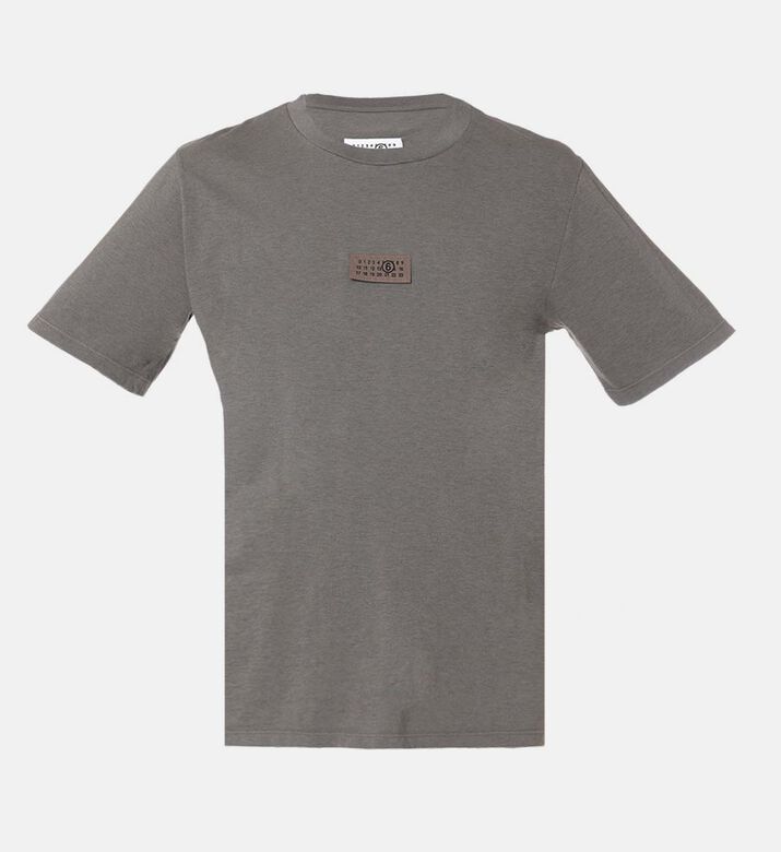 تيشيرت قصير الأكمام برقعة شعار داكن