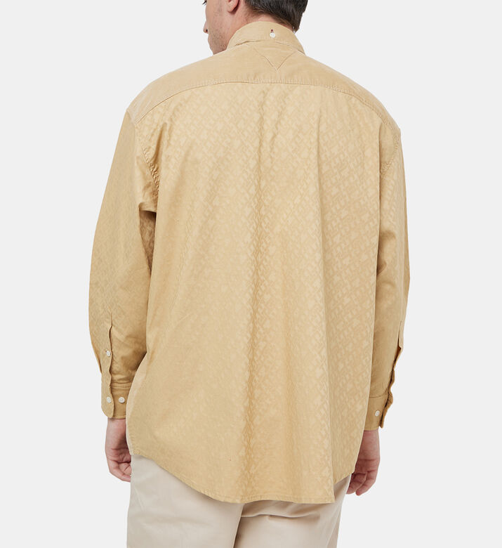 قميص بياقة بأكمام مختلفة