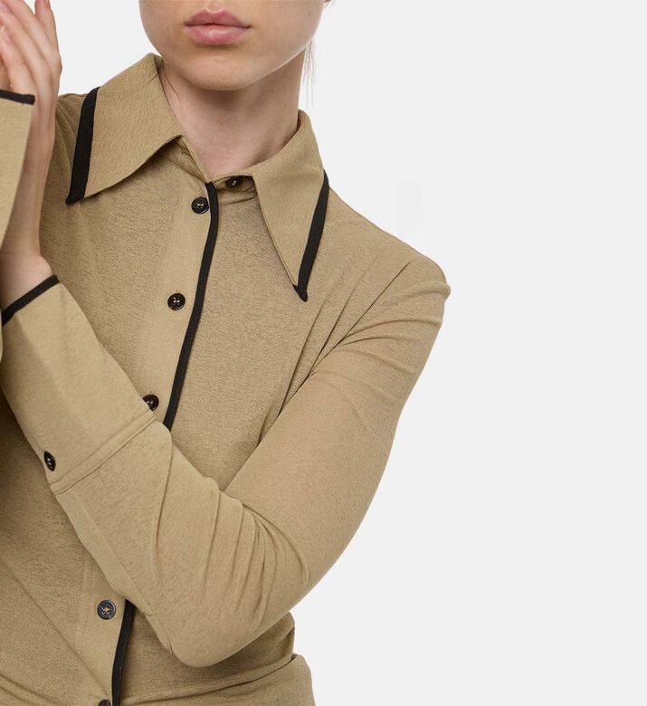 قميص بأكمام طويلة وإغلاق بأزرار قميص بأكمام طويلة وإغلاق بأزرار