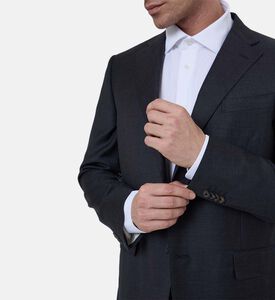 بدلة بقصة عادية وإغلاق بأزرار