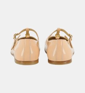 حذاء مسطح بسير بحرف تي وبلمسة لامعة