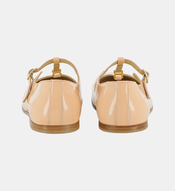 حذاء مسطح بسير بحرف تي وبلمسة لامعة