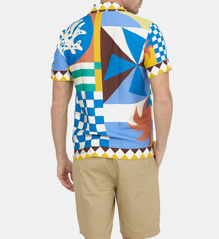 قميص قصير الأكمام بنقوش ملونة