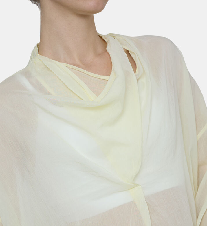 قميص بياقة منسدلة على الرقبة وأكمام طويلة