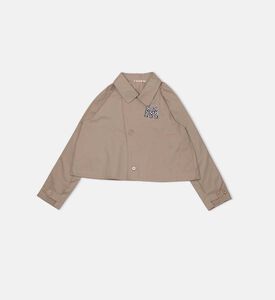 معطف قصير بشعار مزين بأحجار الراين