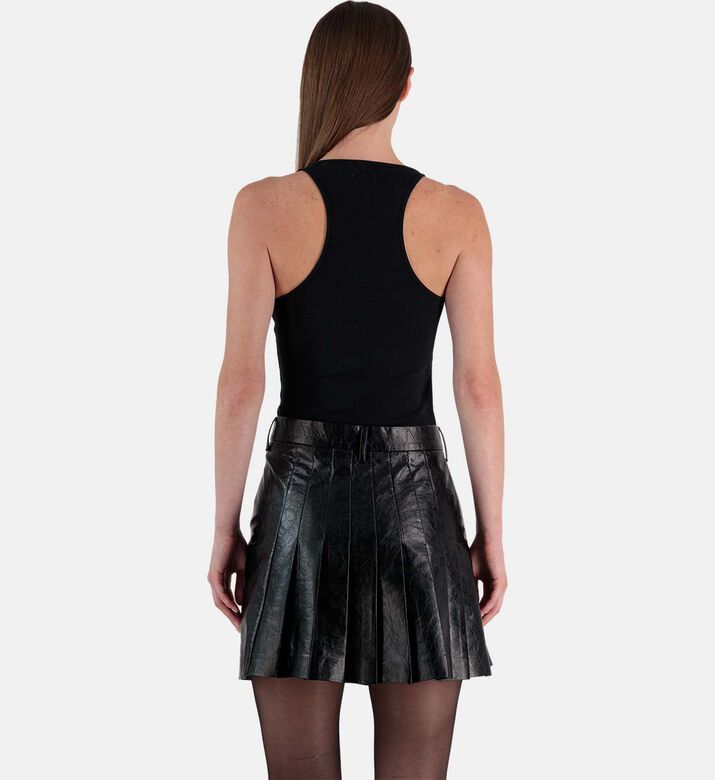 بلوزة بدون أكمام بتفاصيل خيط