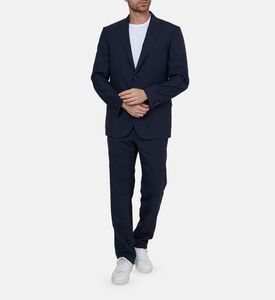 بدلة بلون أزرق داكن بجاكيت بصف أزرار واحد