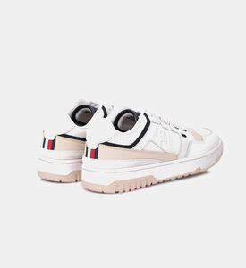 حذاء رياضي لكرة السلة بنقشة أحرف العلامة