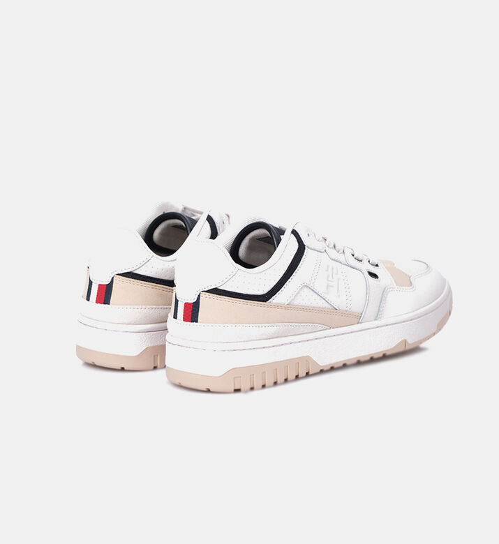 حذاء رياضي لكرة السلة بنقشة أحرف العلامة