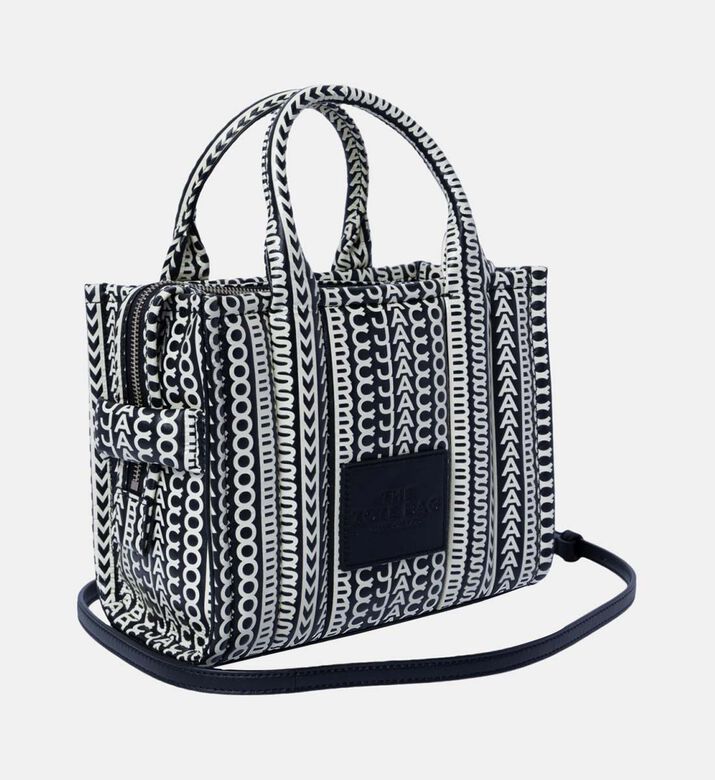 حقيبة حمل جلدية صغيرة بحروف كبيرة