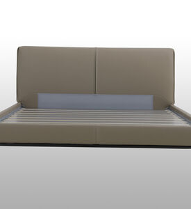 سرير كارمن ذو اللوح الأمامي من الجلد