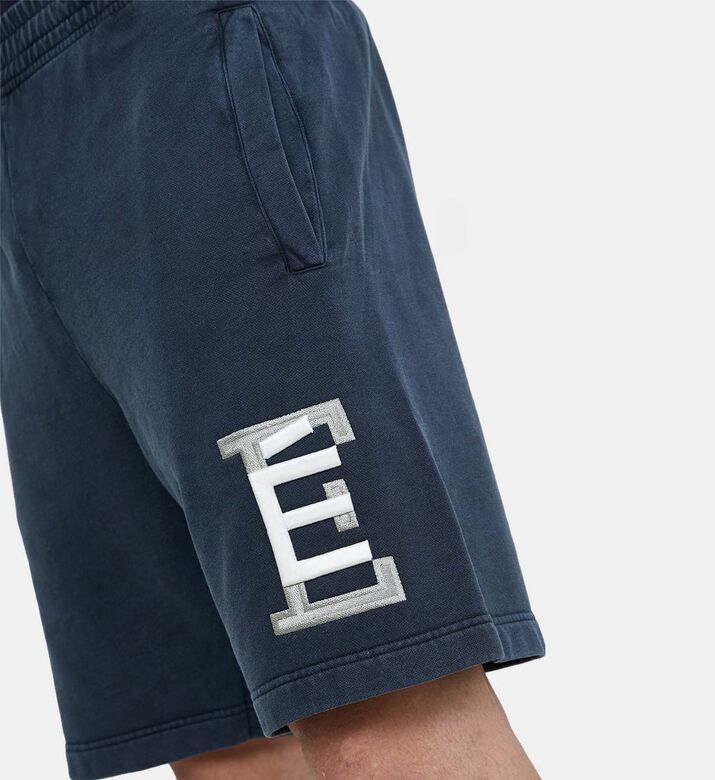 شورت بجيوب جانبية وشعار مطرّز